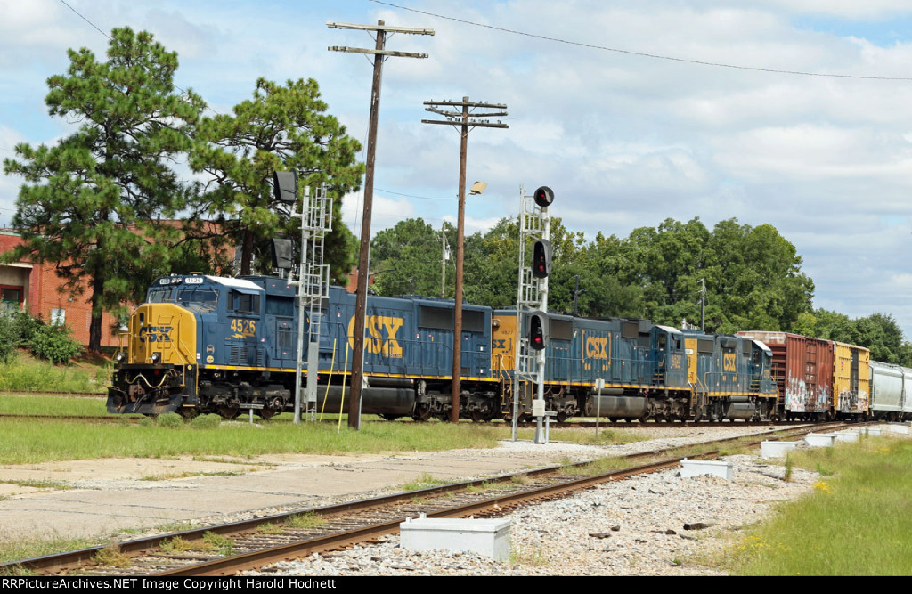 CSX 4526 & 4527 lead train L600-09 towards Raleigh Street